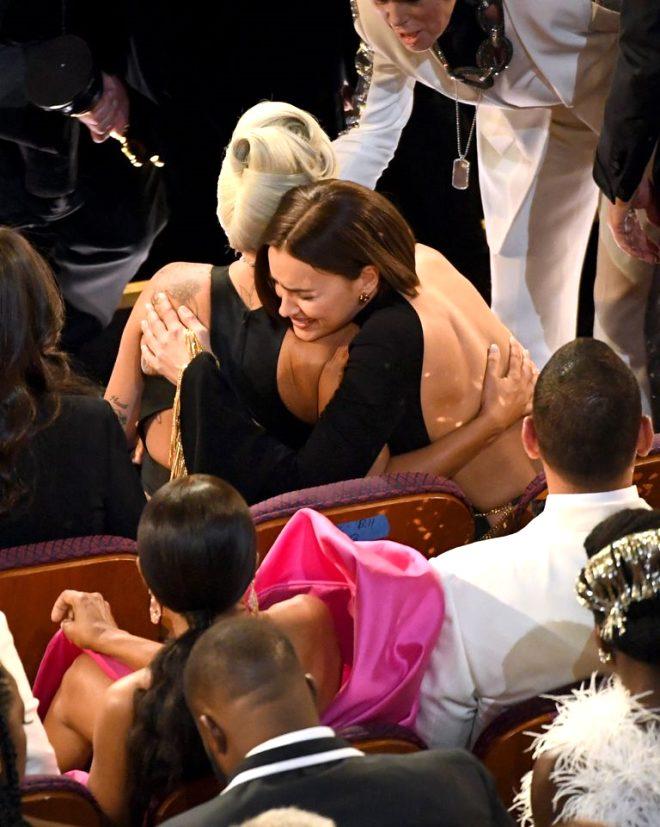 Oscar romantizminin yerinde yeller esiyor! Lady Gaga yeni sevgilisini öpücüklere boğdu