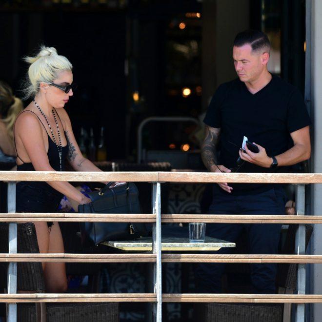 Oscar romantizminin yerinde yeller esiyor! Lady Gaga yeni sevgilisini öpücüklere boğdu