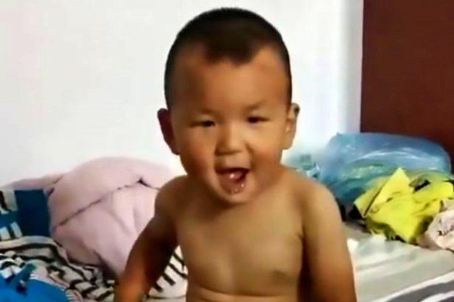 Vicdansız anne-baba, bebeğini 1 battaniye 1 şişe sütle yol kenarına attı!