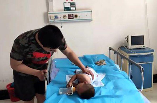 Vicdansız anne-baba, bebeğini 1 battaniye 1 şişe sütle yol kenarına attı!