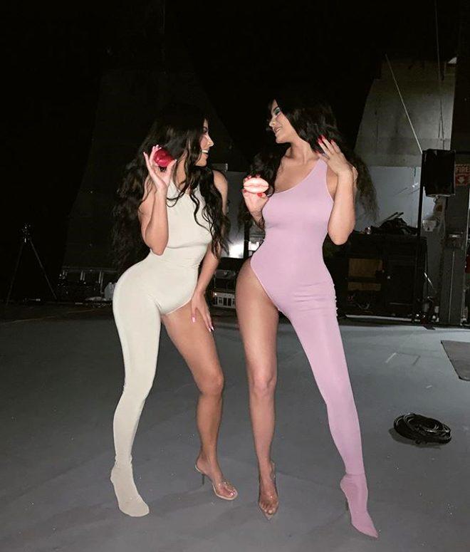 Kim Kardashian'ın 6 parmağı olduğunu gören şoke oluyor!