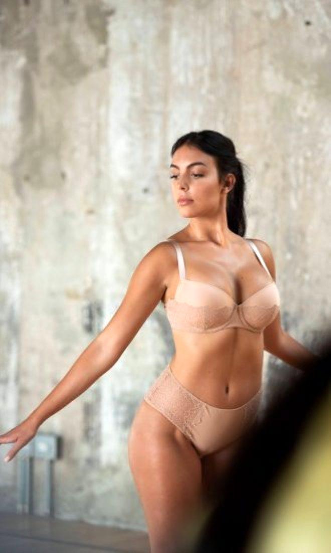 Ronaldo'nun sevgilisi iç çamaşırlı pozlarıyla nefes kesti