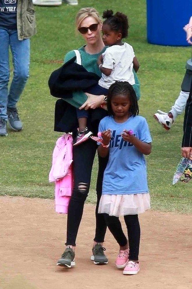 Güzel oyuncu cinsiyet değiştirmek üzere olan kızının fotoğrafını paylaştı!