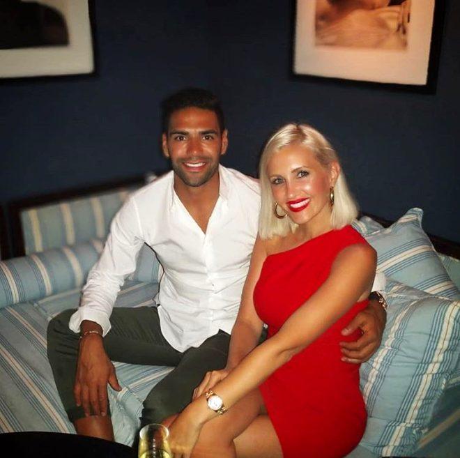 Cim Bom taraftarı yeni yenge Lorelei Taron'un peşinde! Falcao ile bakın nerede tanışmış!