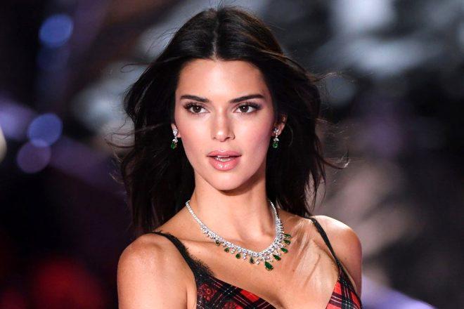 Kendall Jenner'dan cesur dans! Lastik gibi esnedi