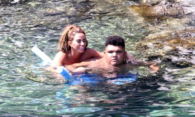 Marmaris tatilinde üstsüz görüntülenen İngiliz yıldız, bu defa çırılçıplak poz verdi!