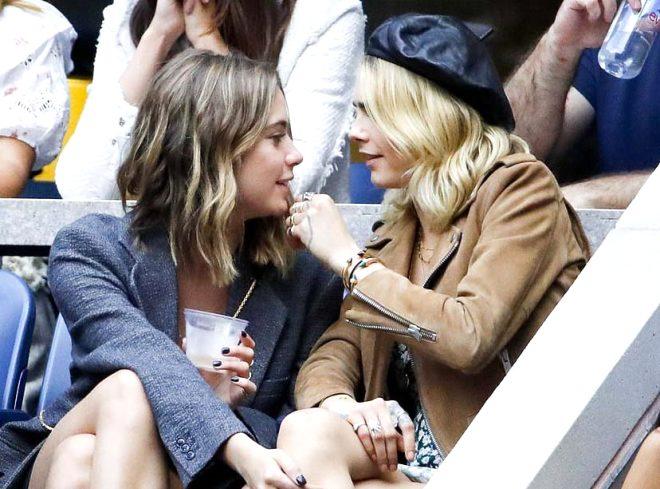 Ünlü model Cara Delevigne ve sevgilisi Ashley Benson, öpüşmeye doyamadı!
