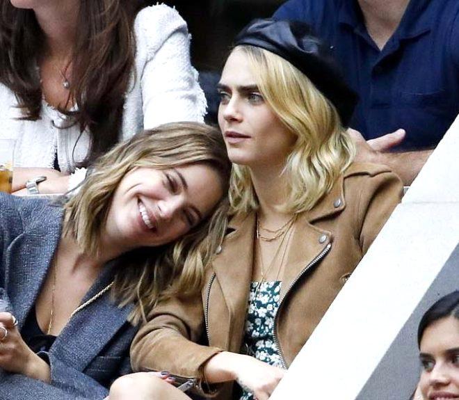 Ünlü model Cara Delevigne ve sevgilisi Ashley Benson, öpüşmeye doyamadı!