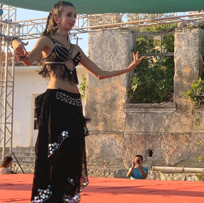 Ünlü tiyatrocu Süheyl Uygur'un kızı, annesinin izinden giderek dansöz oldu!