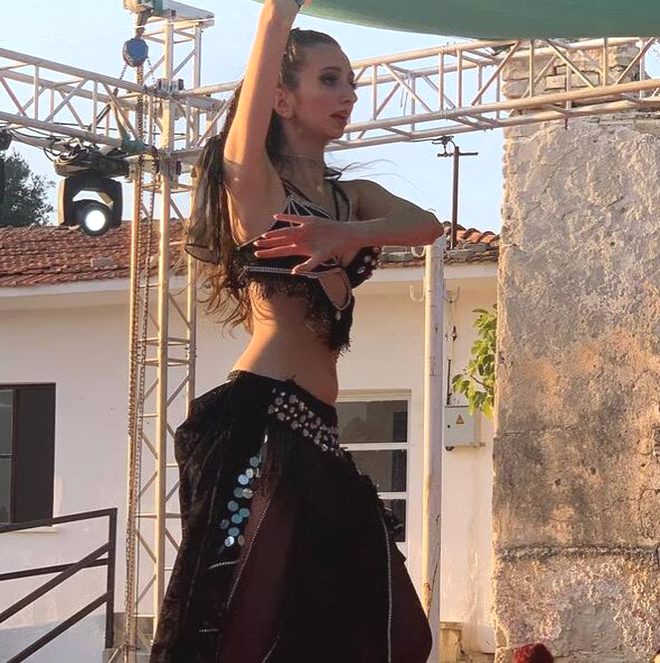 Ünlü tiyatrocu Süheyl Uygur'un kızı, annesinin izinden giderek dansöz oldu!