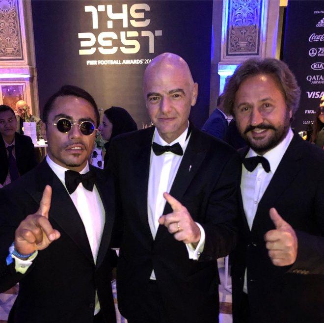 'Salt Bae' hareketiyle ünlenen Nusret Gökçe, İtalya'da dünyaca ünlü yıldızlarla birlikte poz verdi!