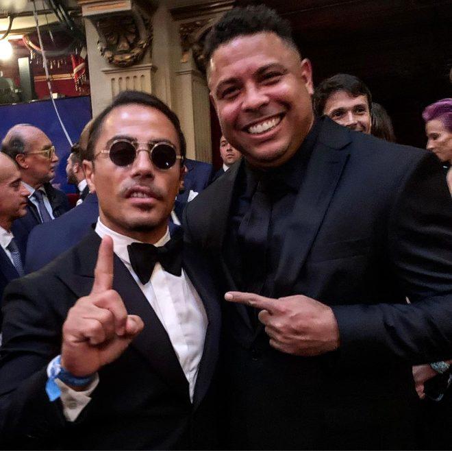 'Salt Bae' hareketiyle ünlenen Nusret Gökçe, İtalya'da dünyaca ünlü yıldızlarla birlikte poz verdi!