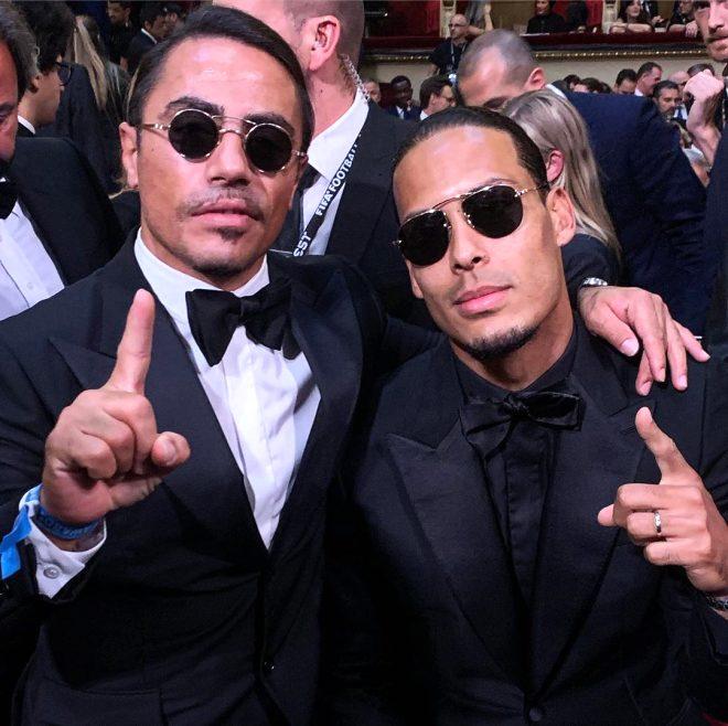 'Salt Bae' hareketiyle ünlenen Nusret Gökçe, İtalya'da dünyaca ünlü yıldızlarla birlikte poz verdi!
