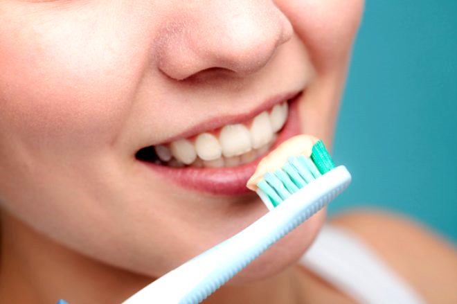 Dişinizi fırçaladıktan sonra su ile sakın durulamayın! İşte diş fırçalarken yaptığımız 10 hata