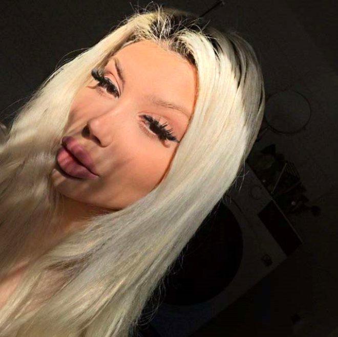 Her şey Barbie'ye benzemek için! Estetik operasyonlara yılda 104 bin TL harcıyor