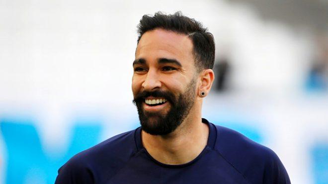 Böyle frikik görülmedi! Fenerbahçe'nin yeni yengesi, dekoltesinin azizliğine uğradı