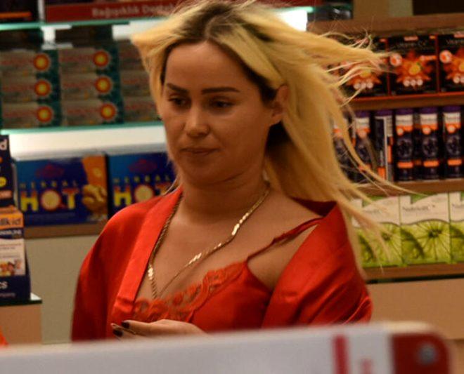 Ünlü şarkıcıdan Nişantaşı'nın göbeğinde dumur eden hareket! Ateşli geceliğiyle eczaneye koştu