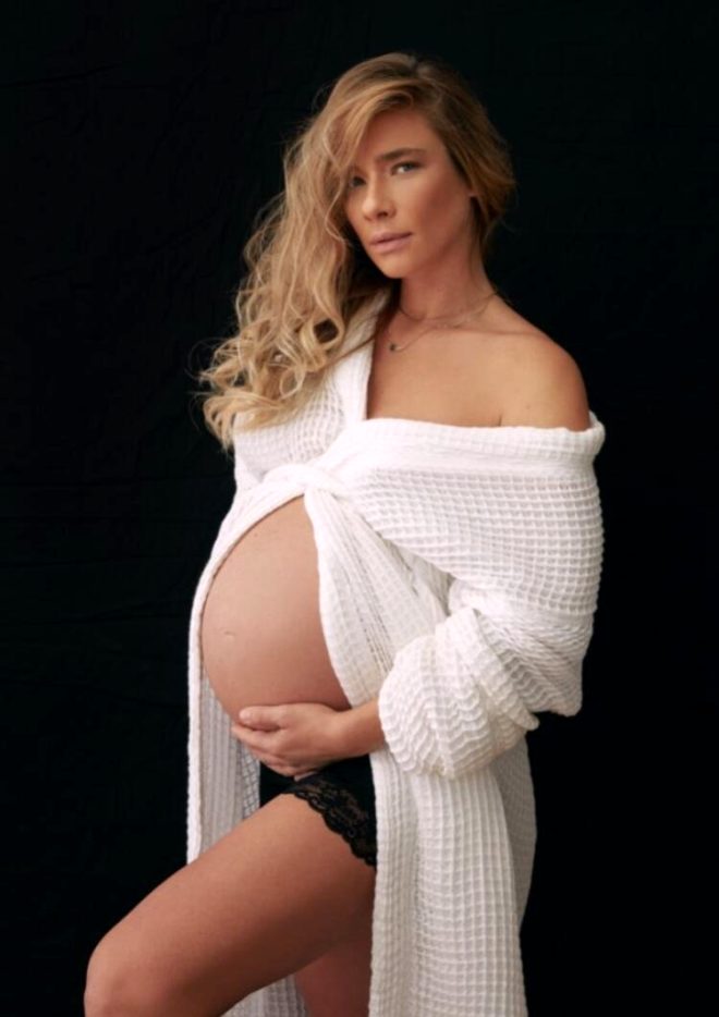 8 aylık hamile Müge Boz,'Daha çekici hissediyorum' diyerek iç çamaşırlı poz verdi!