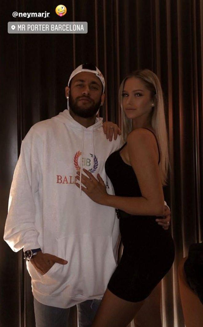 Yıldız futbolcu Neymar’ın yeni aşkı, bikinili pozlarıyla kendine..