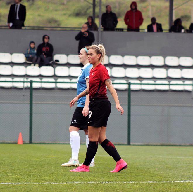 Türk futbolcu Aycan Yanaç, güzelliği ve yeteneğiyle görenleri mest ediyor!