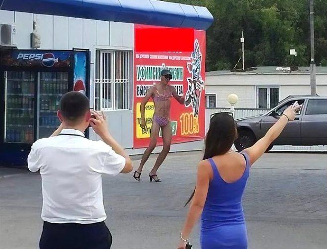 Rusya'da bir benzin istasyonu, bikinili müşterilerine ücretsiz yakıt vereceğini duyurunca ortalık karıştı!