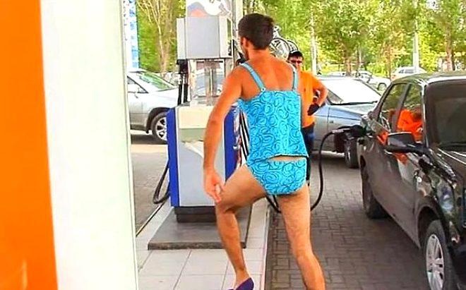 Rusya'da bir benzin istasyonu, bikinili müşterilerine ücretsiz yakıt vereceğini duyurunca ortalık karıştı!