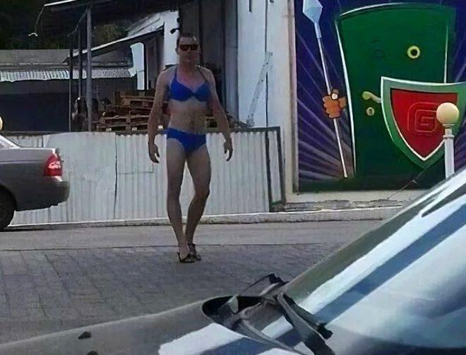 Rusya'da bir benzin istasyonu, bikinili müşterilerine ücretsiz yakıt vereceğini duyurunca ortalık karıştı!