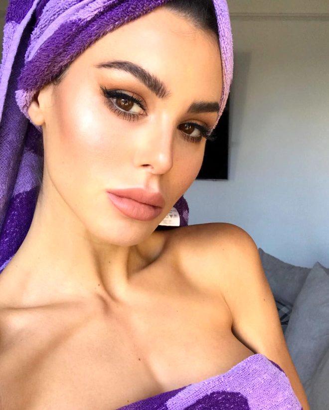 Hem sporcu hem taraftar! Güzel model cesur pozlarıyla Instagram'ı kasıp kavuruyor