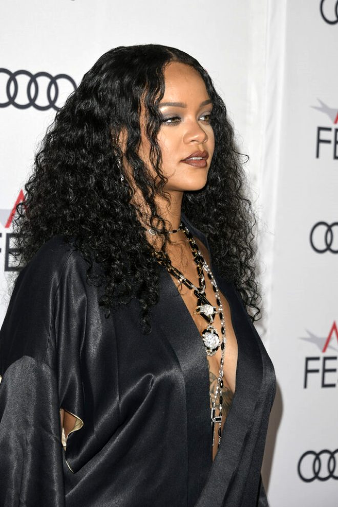Rihanna yine sınırları zorladı! İç çamaşırsız tercihiyle tüm dikkatleri üzerine topladı