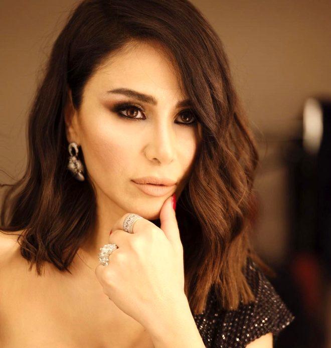 Ünlü şarkıcı Betül Demir, siyah mayolu pozuyla Instagram'ı salladı!