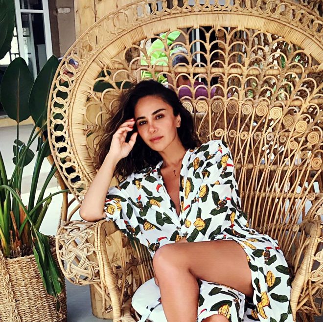 Ünlü şarkıcı Betül Demir, siyah mayolu pozuyla Instagram'ı salladı!
