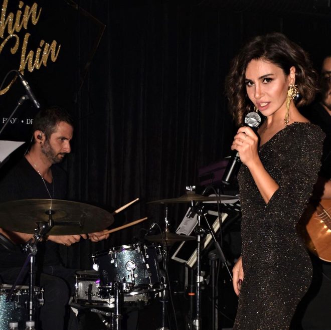 Ünlü şarkıcı Betül Demir, siyah mayolu pozuyla Instagram'ı salladı!