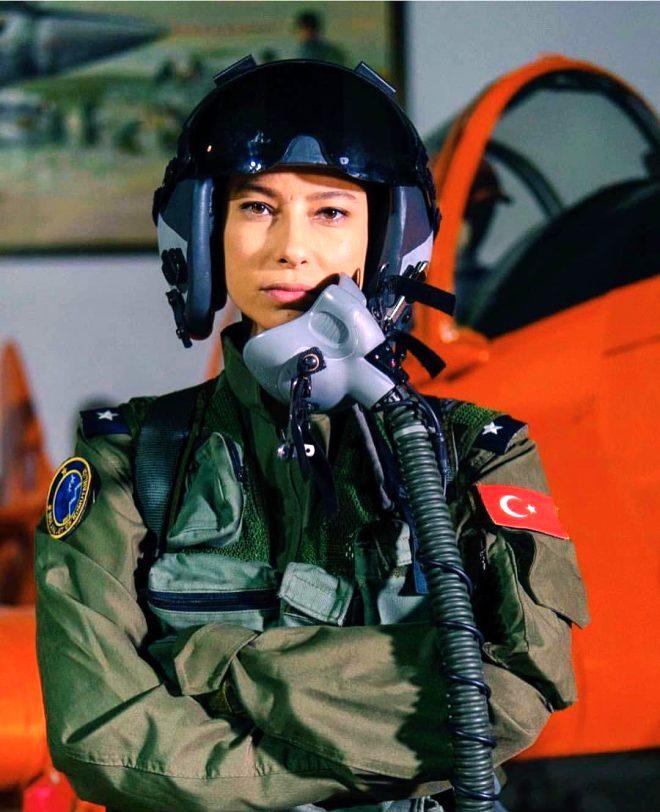 Savaşçı'nın Üsteğmen Funda'sı, cesur pozlarıyla Instagram'ı kasıp kavuruyor!