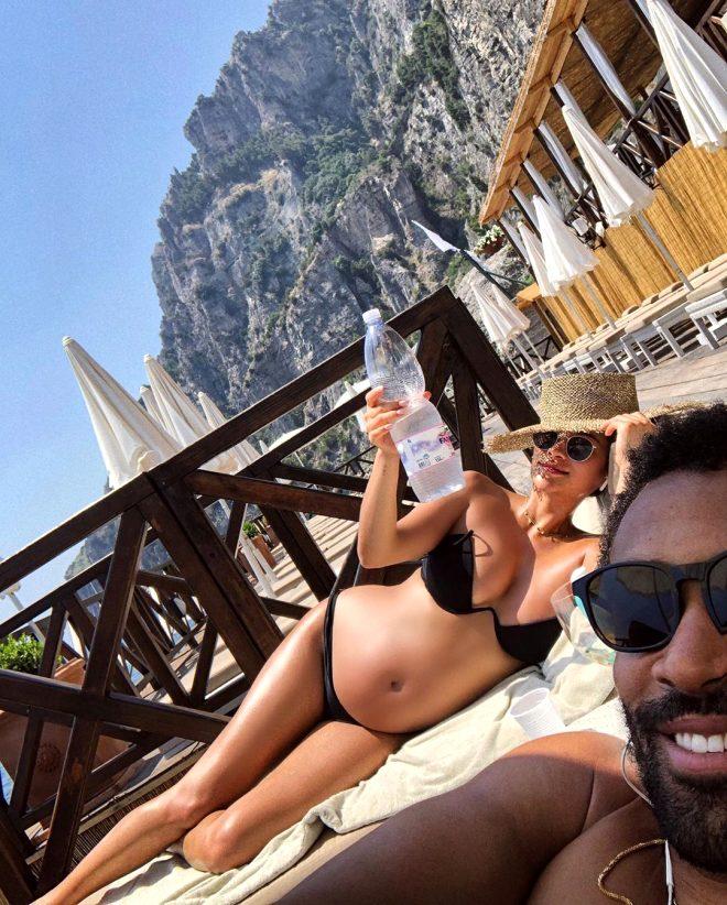 Ünlü oyuncu 'göğüs arkadaşım' notuyla emziren fotoğrafını paylaştı, beğeni butonu çöktü!