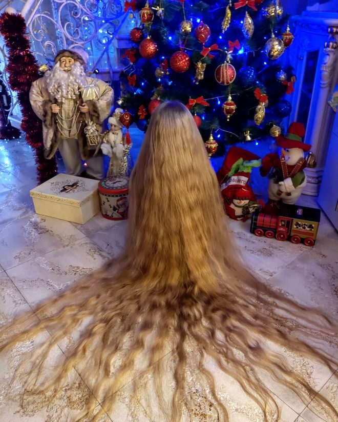 Ukraynalı genç kız, 5 yaşından beri uzattığı saçlarıyla görenleri şaşkına çeviriyor!
