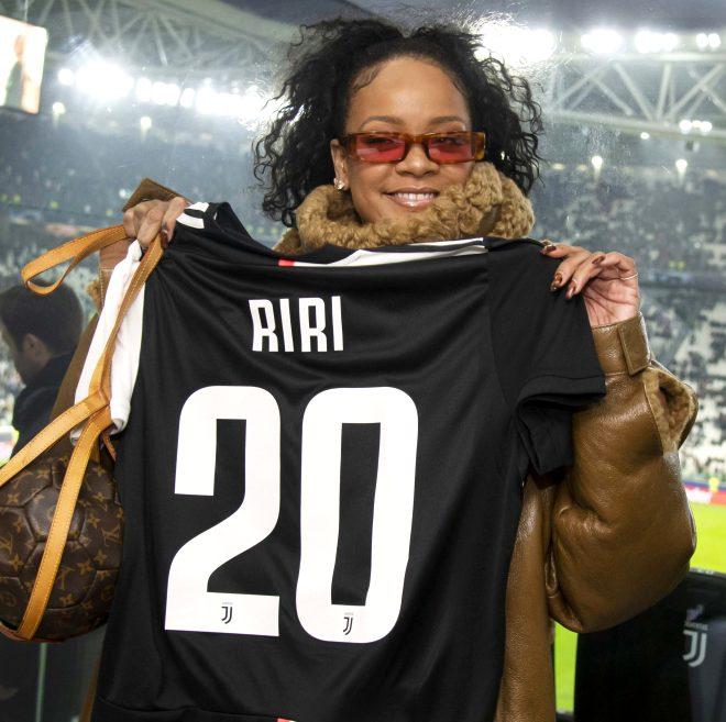 Barbadoslu şarkıcı Rihanna maçı gözünü kırpmadan izledi! İşte dünyaca ünlü güzellerin futbol hayranlığı