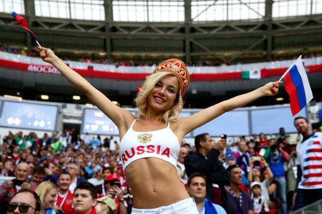 Barbadoslu şarkıcı Rihanna maçı gözünü kırpmadan izledi! İşte dünyaca ünlü güzellerin futbol hayranlığı