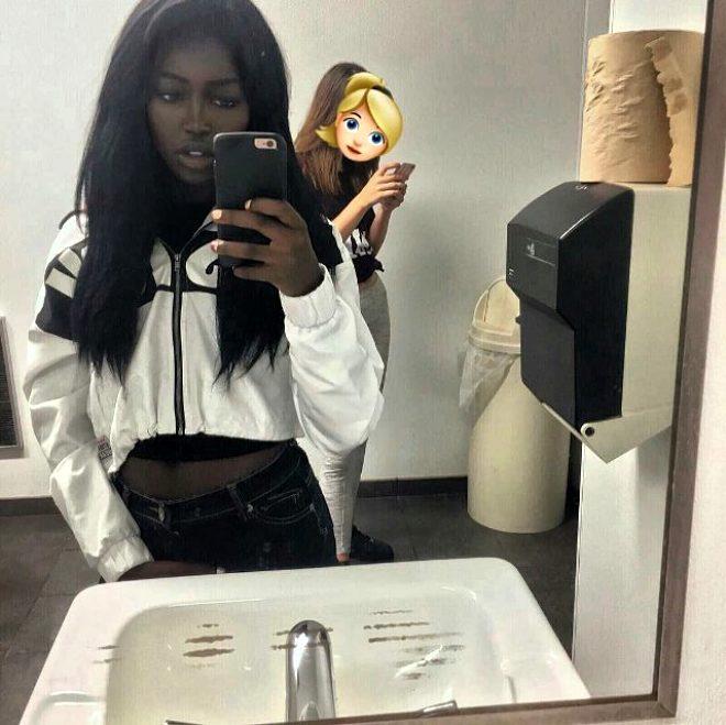 Gören oyun karakteri sanıyor! Siyahi Barbie, okyanus mavisi gözleriyle kendine hayran bırakıyor