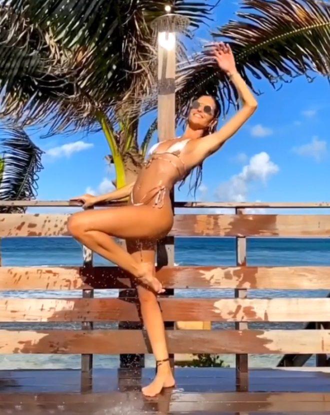 Ünlü kalecinin nişanlısından duşta dans! Tanga bikinisiyle yürekleri hoplattı