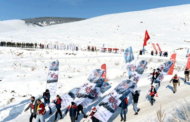 Bu görüntü dünyanın başka yerinde yok! 90 bin şehit için beyazı kırmızıya boyadılar