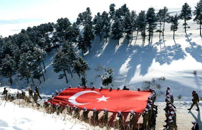 Bu görüntü dünyanın başka yerinde yok! 90 bin şehit için beyazı kırmızıya boyadılar