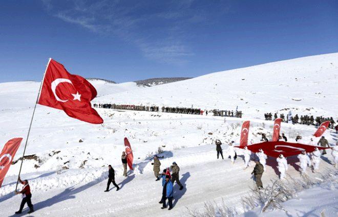 Bu görüntü dünyanın başka yerinde yok! 90 bin şehit için beyazı kırmızıya boyadılar