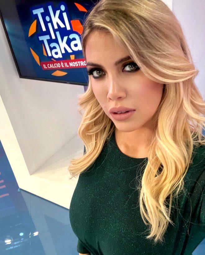 Yıldız futbolcu Mauro Icardi'nin eşi Wanda Nara duş pozuyla yürek hoplattı!