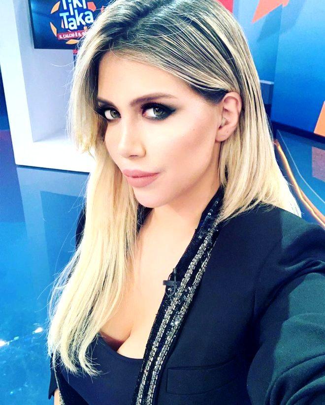 Yıldız futbolcu Mauro Icardi'nin eşi Wanda Nara duş pozuyla yürek hoplattı!