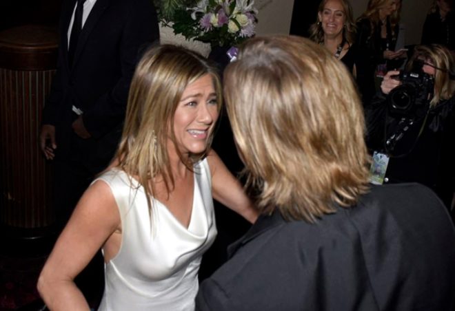 Jennifer Aniston ve eski eşi Brad Pitt, Sahne arkasında fena yakalandı! Yıllar sonra ilk kez sarmaş dolaş