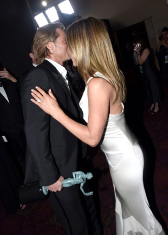 Jennifer Aniston ve eski eşi Brad Pitt, Sahne arkasında fena yakalandı! Yıllar sonra ilk kez sarmaş dolaş