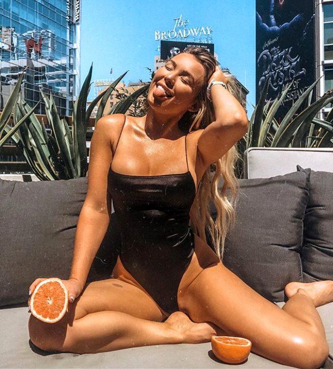 Dünyanın kitlendiği maçta skandal görüntü! Instagram modeli sahaya fırlayıp iç çamaşırlarını gösterdi