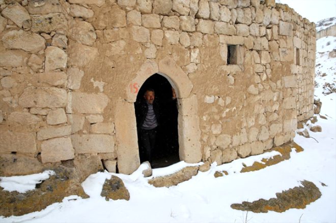 Nevşehir'in geçim sıkıntısı yüzünden terk edilen köyünde yıllardır tek başına yaşıyor!
