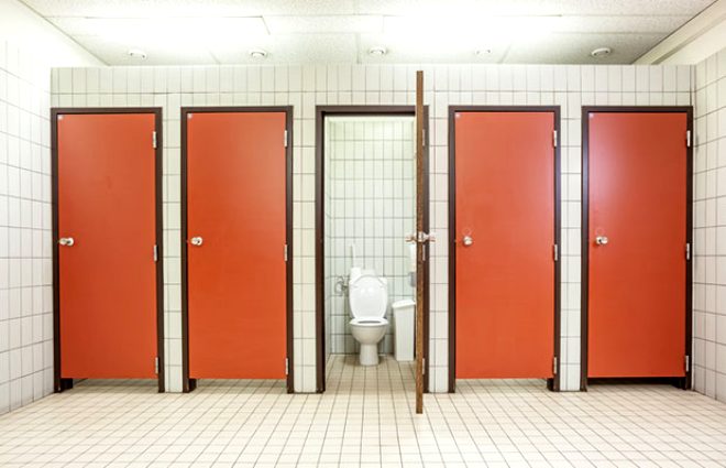 Umumi tuvaletlerde kapılar neden yere kadar değil! İşte sebebi