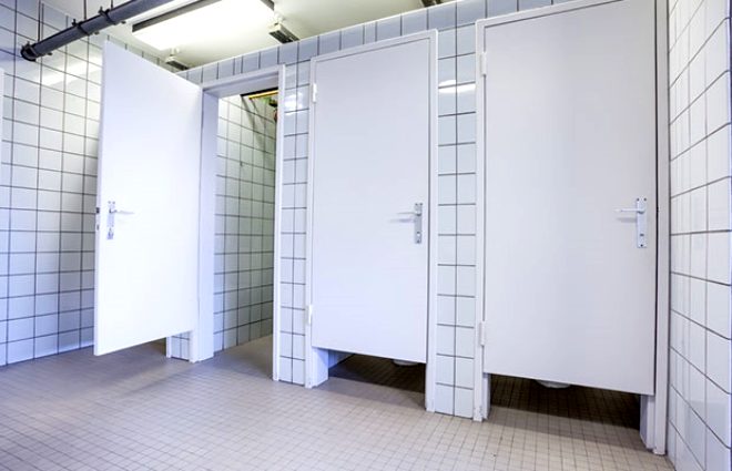 Umumi tuvaletlerde kapılar neden yere kadar değil! İşte sebebi